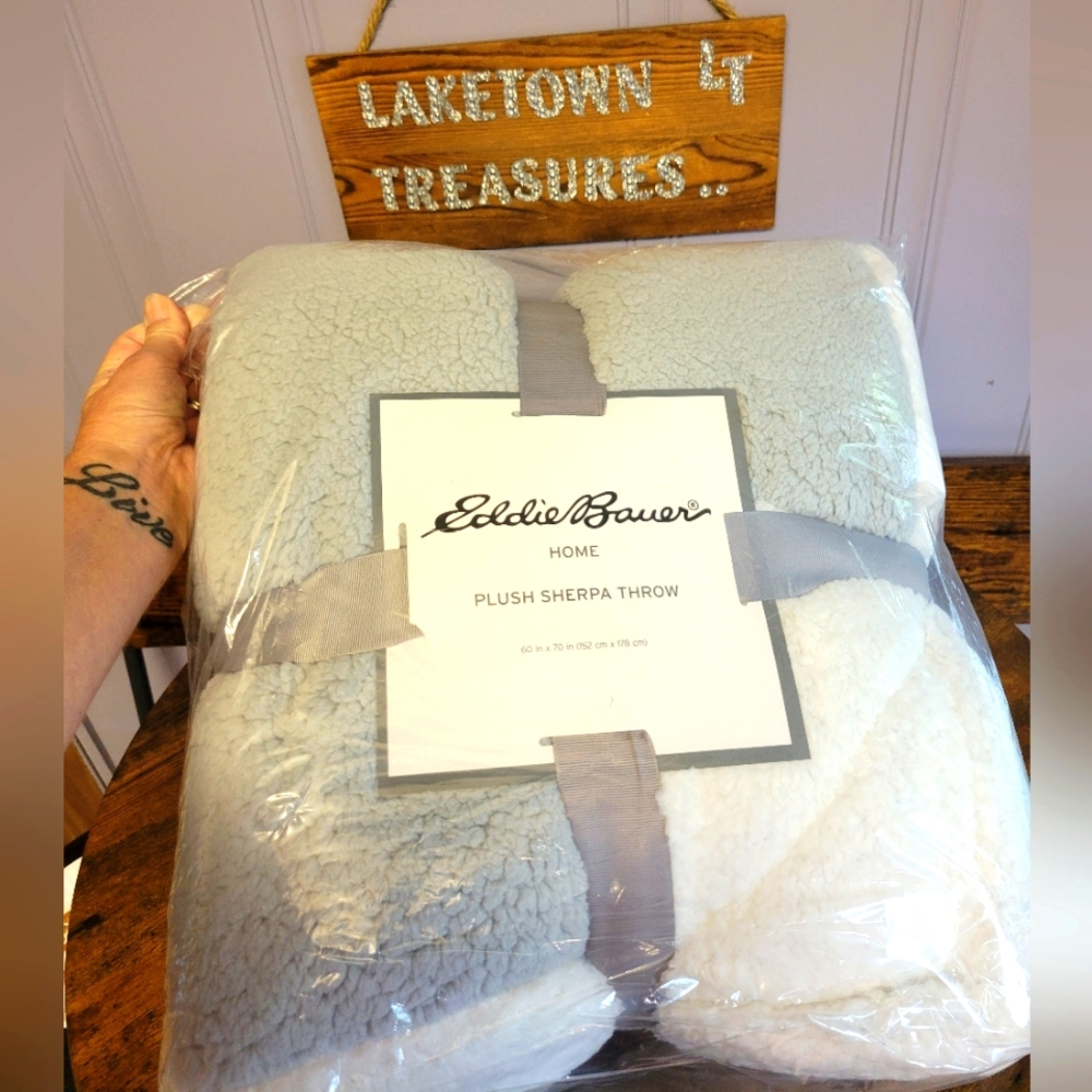 Eddie Bauer plush Sherpa Throw-grey/white